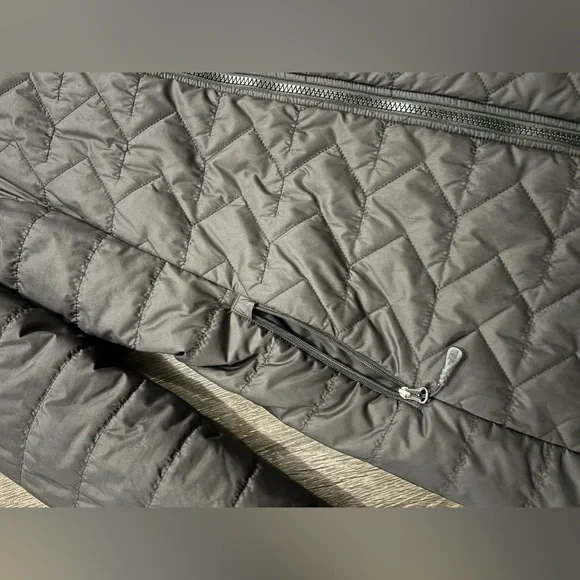 The North Face Black Quilted Jacket with Gold Logo - Picture 3 of 6
